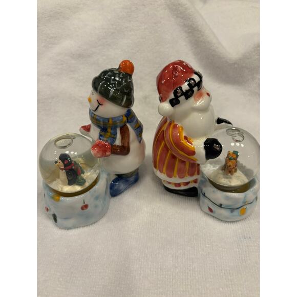 Home Collection 2003 Santa's Helpers Snow Globe 4" Salt & Pepper Shakers - Picture 2 of 6